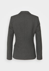 Grå tekstureret blazer med en skræddersyet pasform, slagkraver og lange ærmer. Et enkelt bagudslids tilføjer en subtil detalje.