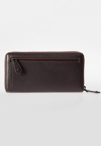 Donkerbruin leren portemonnee met een soepele afwerking, ritssluiting en een achterste ritsvak. Heeft contrasterende stiksels en een kleine trekflap.
