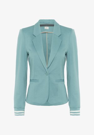 Jasnoniebieska marynarka wykonana z miękkiego materiału. Posiada wykładany kołnierz, dwie przednie kieszenie oraz paski na mankietach.