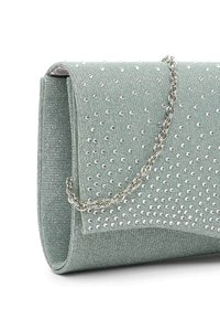 Pochette pailletée vert clair avec des clous argentés et une bandoulière chaîne, présentée en angle sur un fond blanc.