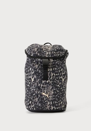 Sac à dos avec imprimé léopard gris et noir, sangle à boucle noire et petit logo Puma doré à l'avant.