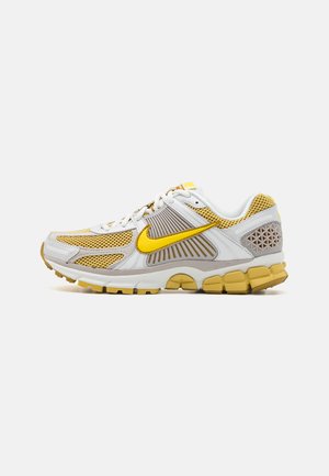 ZOOM VOMERO 5 - Trainers - bronzine/lightening/summit white/light iron ore/black/infinite gold