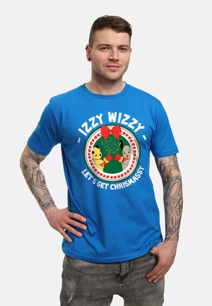 Modré tričko vyrobené z bavlněné směsi, s vícolor grafickým motivem s oslňujícím designem, textem "IZZY WIZZY - Pojďme si užít VÁNOCE" a svátečními ikonami.