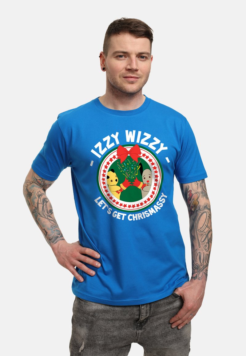 Modré tričko vyrobené z bavlněné směsi, s vícolor grafickým motivem s oslňujícím designem, textem "IZZY WIZZY - Pojďme si užít VÁNOCE" a svátečními ikonami.