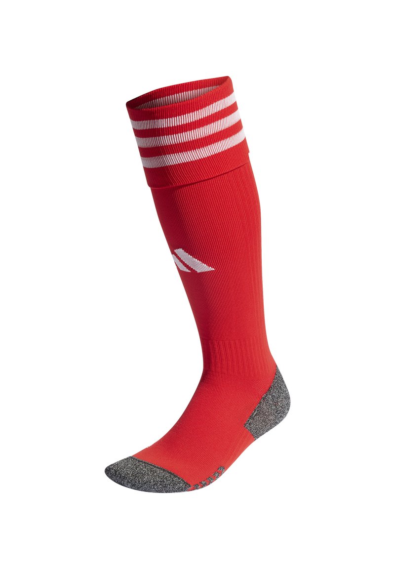 Calcetín rojo hasta la rodilla con rayas blancas en la parte superior, puño de elastano acanalado y sección del pie en gris texturizado. Presenta un logo blanco en la pierna.