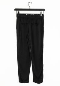 Černé kalhoty s elastickým pasem, mají dvě přední kapsy a zúžený střih nohavic. Hladký materiál bez viditelných vzorů nebo akcentů.