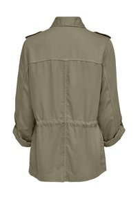 Veste légère couleur vert olive avec des manches retroussables, une taille cintrée et des épaulettes. Texture lisse sans fermetures ni motifs visibles.