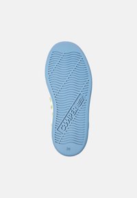 Suola della scarpa in gomma blu chiaro, caratterizzata da un motivo a onde testurizzate e dal logo "CAMPER". Taglia indicata come 28.