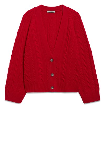 Raudonas megztas kardiganas su kabelių raštu, giliu V formos iškirpimu, raukšlėtomis rankogaliais ir apatinėmis dalimis, bei penkiomis rudiomis sagomis priekyje. Minkšta tekstūra.