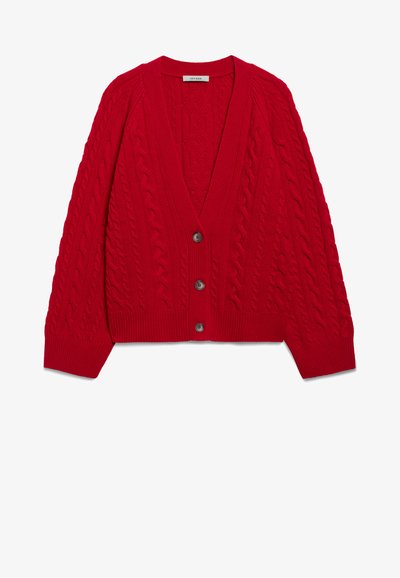 Κόκκινο πλεκτό πουλόβερ με σχέδιο καλωδίων, βαθύ V ντεκολτέ, ραμμένα μανίκια και στρίφωμα, και πέντε καφέ κουμπιά μπροστά. Μαλακή υφή.