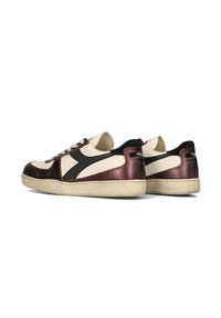 Bordeaux en crèmekleurige leren sneakers met zwarte accenten, geperforeerde neus, platte veters en gebroken-witte rubberen zolen, met een verhoogd hielontwerp.