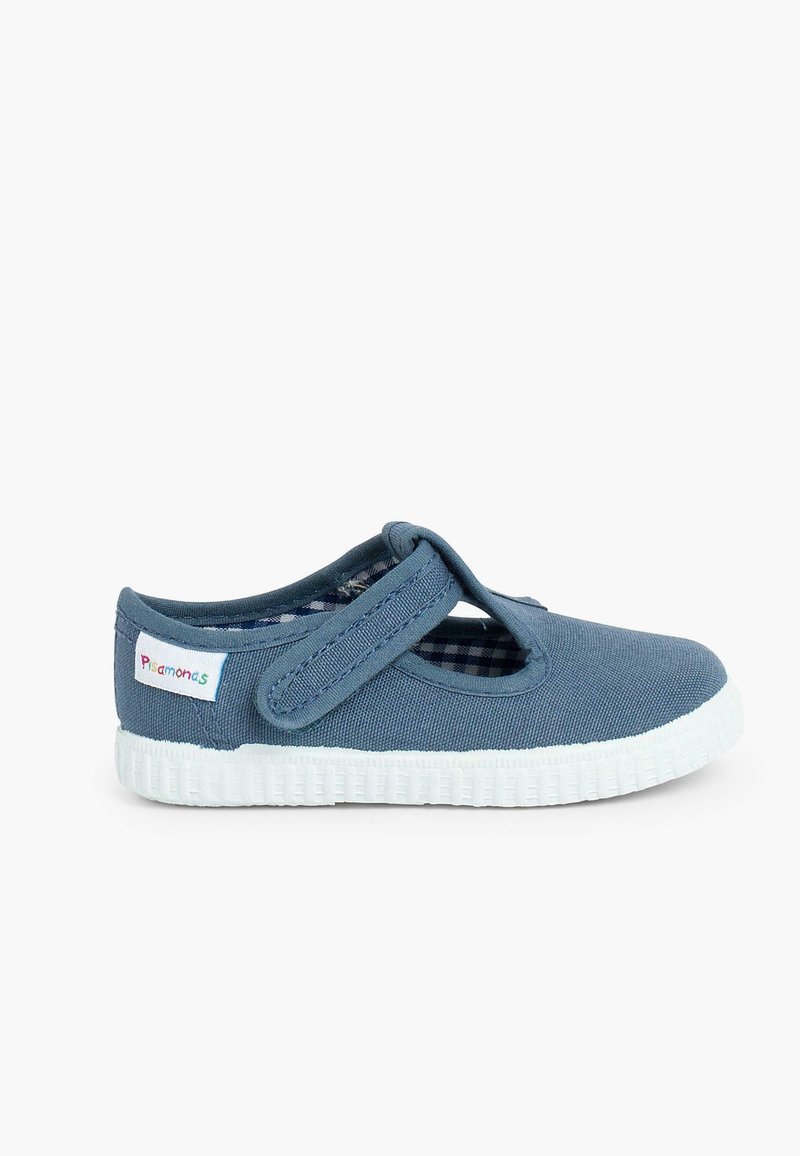 Chaussure en toile bleue avec un design à sangle en T, semelle en caoutchouc blanche et doublure à carreaux. Fermeture Velcro pour un enfilage facile. Étiquette de marque sur le côté.