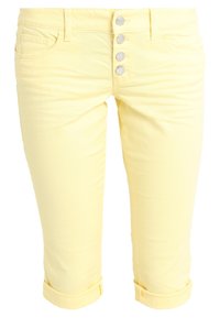 Pantalones capri de mezclilla de algodón amarillos con un diseño ajustado, cierre de cinco botones, puños enrollados y bolsillos frontales.