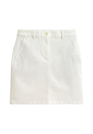 Hvit knelengde skjørt med frontlommer, beltestropper og en enkelt knappelukking ved midjen.