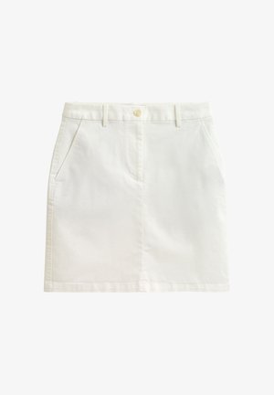 Hvit knelengde skjørt med frontlommer, beltestropper og en enkelt knappelukking ved midjen.