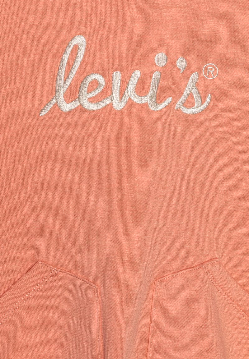 Koraalrode hoodie met het geborduurde 'levi's' logo in zilver, met een zachte textuur en twee voorzakken. Eenvoudig ontwerp zonder extra patronen.