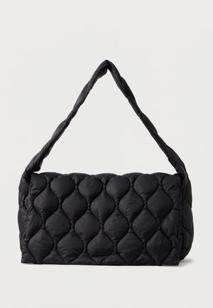 Borsa a tracolla nera imbottita con una superficie soffice e testurizzata e un unico manico attorcigliato. Forma rettangolare, tessuto morbido e design minimalista.