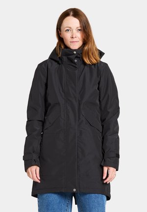 Zwarte waterdichte parka met een capuchon, twee voorzakken en verstelbare manchetten. Glad textuur en lengt tot halverwege de dijen. Geschikt voor buitengebruik.