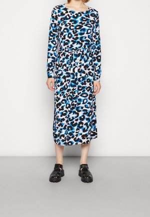 Langarmjurk in een lichtpaarse stof met een zwarte en blauwe luipaardprint. Voorzien van een getailleerde taille en een middenlange zoom.