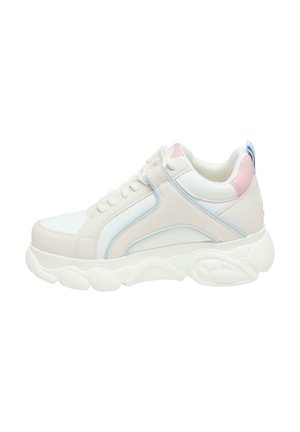 Zapatilla blanca y beige con suela gruesa y texturizada, detalles en azul claro y rosa, cordones delanteros y cuello acolchado para uso casual.