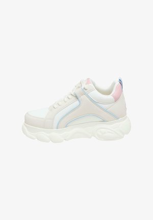Zapatilla blanca y beige con suela gruesa y texturizada, detalles en azul claro y rosa, cordones delanteros y cuello acolchado para uso casual.