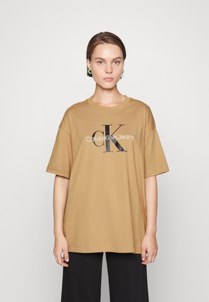 ICONIC MONOLOGO TEE - Print T-shirt - timeless camel