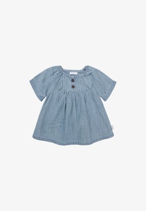 Robes en chambray bleu clair avec des manches courtes, un décolleté froncé, deux boutons en bois et une forme évasée. Tissu doux et texturé.