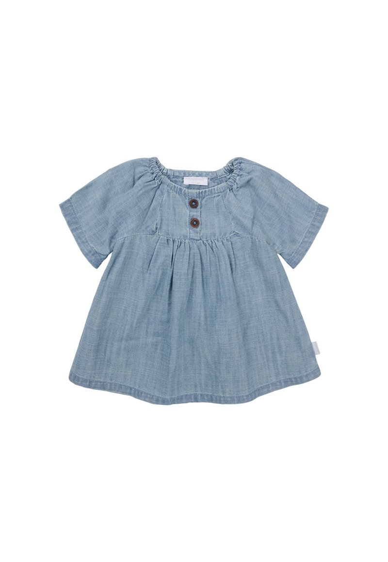 Hellblaues Chambray-Kleid mit kurzen Ärmeln, gerafftem Ausschnitt, zwei Holzknöpfen und A-Linie. Weicher, strukturierter Stoff.