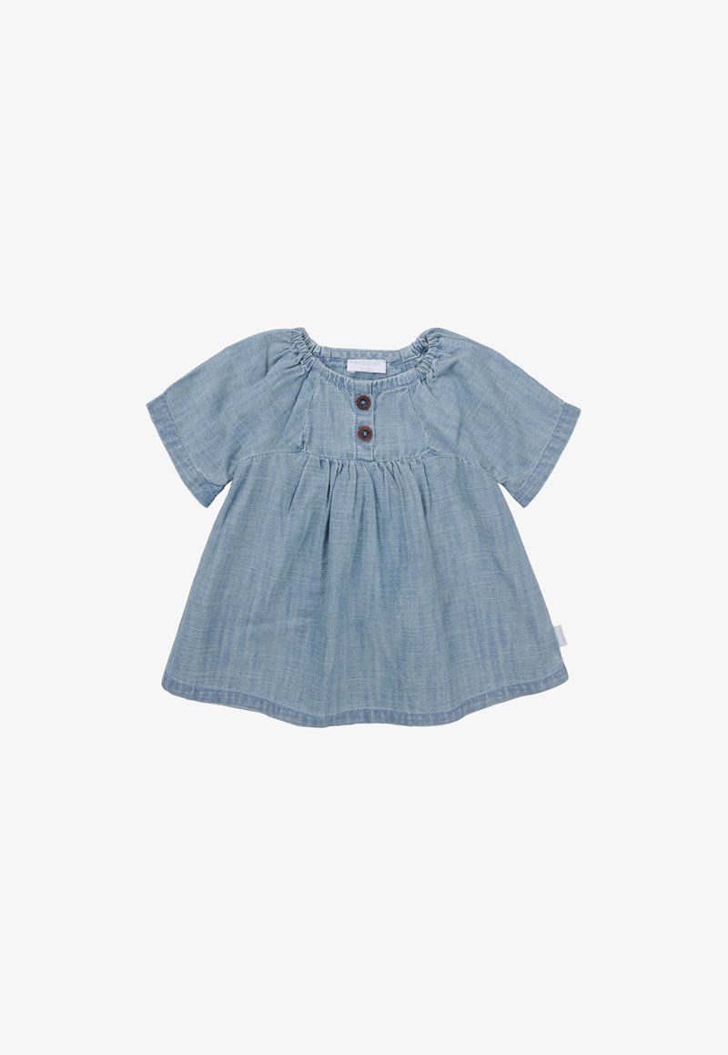 Hellblaues Chambray-Kleid mit kurzen Ärmeln, gerafftem Ausschnitt, zwei Holzknöpfen und A-Linie. Weicher, strukturierter Stoff.