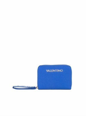 Portefeuille zippé bleu Valentino avec sangle pour poignet et lettrage logo doré sur fond blanc.