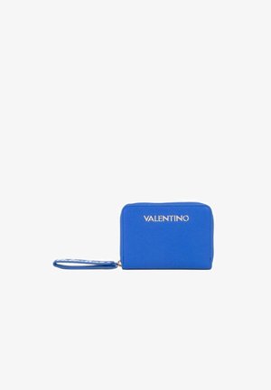 Portefeuille zippé bleu Valentino avec sangle pour poignet et lettrage logo doré sur fond blanc.