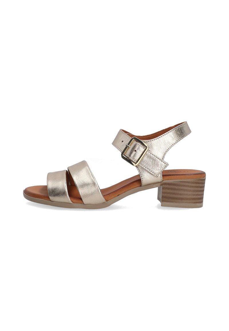 Metallic guld sandal med to brede stropper, ankelspænde og en lav stablehæl. Har en glat tekstur og en polstret indersål.