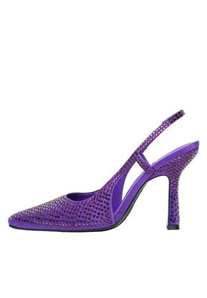 Zapato mule de tacón alto púrpura con punta puntiaguda, diseño de recortes tipo malla y tira delgada sobre el talón.
