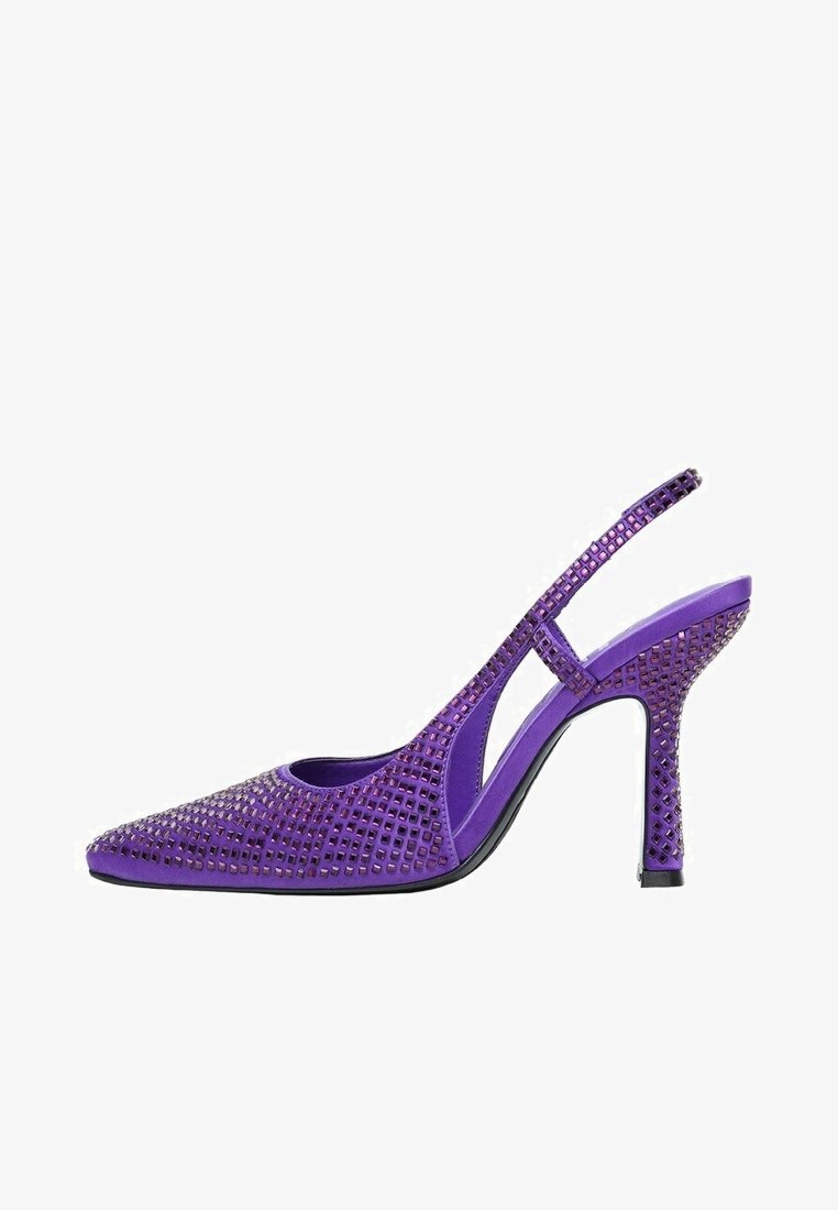 Escarpin violet à talon haut avec bout pointu, design à découpe en maille et fine bride au talon.