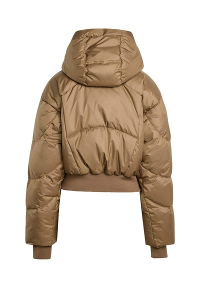 Braune Pufferjacke mit einem cropped Design, ausgestattet mit einer Kapuze, gerippten Bündchen und einer gesteppte Textur. Glatte, glänzende Stoffoberfläche.