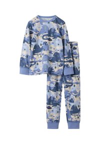 Blauwe pyjama set met een langemouwen top en bijpassende broek. Het materiaal heeft een zachte, gladde textuur met speelse patronen van bergen en wezens.