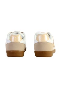 Sneakers bianchi con accenti beige, texture liscia e lucida sul tallone, suola in gomma e forma arrotondata. Design minimalista senza loghi visibili.