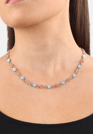 Collana in argento e oro rosa con anelli circolari e perline decorative scintillanti. Texture liscia con finiture lucide e opache alternate.