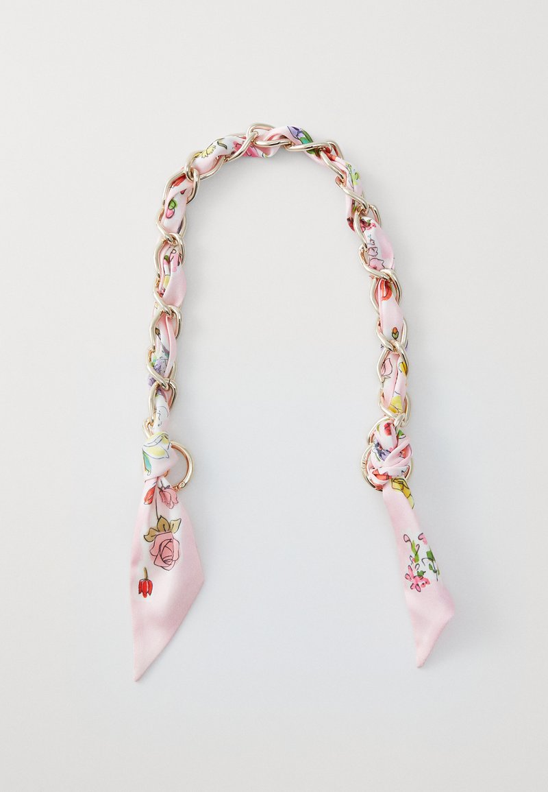 Ružový hodvábny šál s kvetinovými vzormi, ktorý má zlatý reťazec a dve konce uzlov. Hladká textúra, žiarivé farby a zložitý detail.