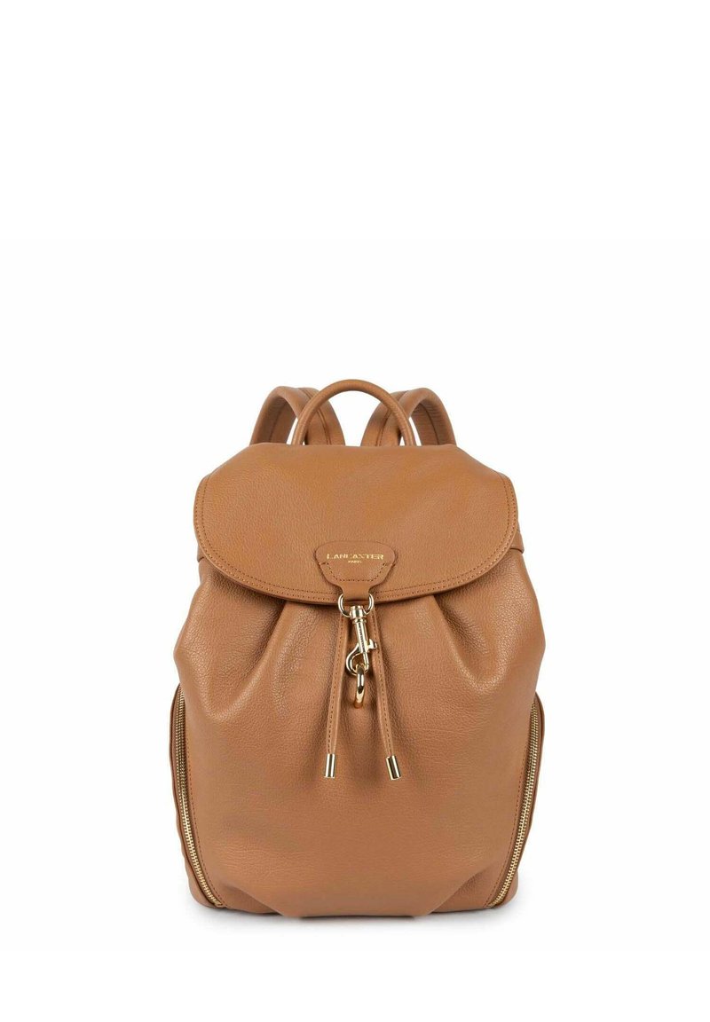 Zaino in pelle marrone con parte superiore arrotondata, chiusura a coulisse e dettagli in metallo dorato. Presenta tasche laterali con zip e una finitura texture.