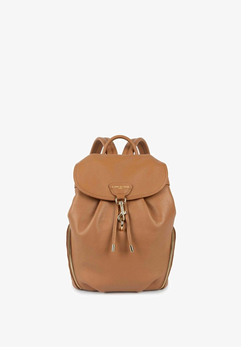 Zaino in pelle marrone con parte superiore arrotondata, chiusura a coulisse e dettagli in metallo dorato. Presenta tasche laterali con zip e una finitura texture.