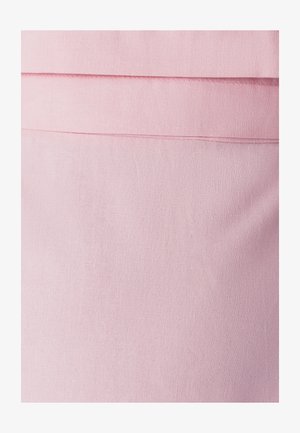 Tissu rose pâle avec une surface lisse et légèrement texturée. Présente des plis horizontaux pour le détail de design. Convient pour les vêtements ou le revêtement.