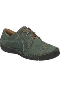 Zelené kožené boty s kulatou špičkou, hnědými tkaničkami, béžovým prošíváním a nízkou, texturovanou černou podrážkou. Jemný detail loga na boku.