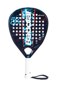 Babolat padel racket med en mørkeblå krop, hvidt accentlogo, tekstureret greb, perforeret flade og røde grafiske mønstre.