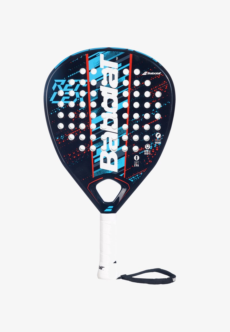 Babolat padel racket med en mørkeblå krop, hvidt accentlogo, tekstureret greb, perforeret flade og røde grafiske mønstre.