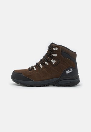 Brauner Wanderschuh mit Obermaterial aus Wildleder und Mesh, schwarzer Gummisohle, Metallösen und strukturierten Akzenten. Verfügt über ein Logo an der Ferse.