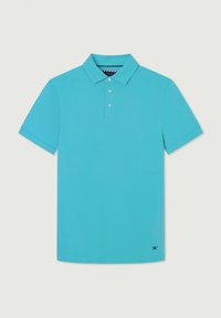 Turkos kortärmad polo med tre knappar och en liten svart logotyp i nedre högra hörnet på en vit bakgrund.