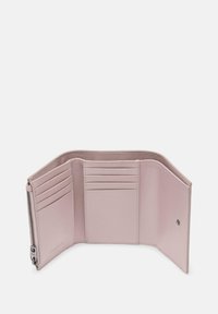 Portafoglio compatto in pelle rosa chiaro, dotato di multiple fessure per carte, una sezione con zip e interni lisci e testurizzati.