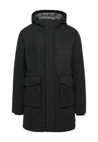 Parka noire en mélange de laine, avec une capuche doublée, deux poches poitrine et des poches latérales à rabat. Texture lisse avec une coupe droite.