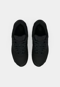 Zapatillas Nike negras con parte superior de malla texturizada, cordones planos, lengüeta acolchada y acentos de logo. Cuenta con una suela de goma duradera.